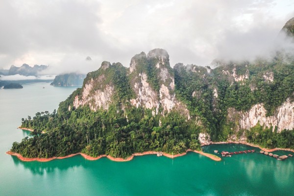 Besuche den Khao Sok Nationalpark und lass dich von der natürlich Schönheit Thailands verzaubern